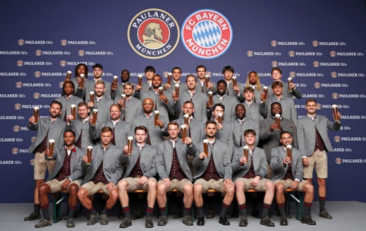 开云会员服务-迎接新赛季！拜仁官方晒全队手持啤酒的全家福合影