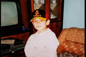 开云平台入口-儿加梦！京多安社媒晒头戴印有加拉塔萨雷队徽帽子的童年照