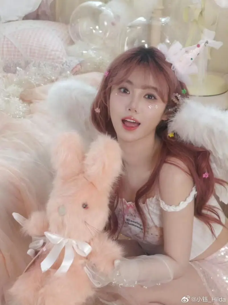 小钰晒照：久违的写真进行中，八点起床的困死了