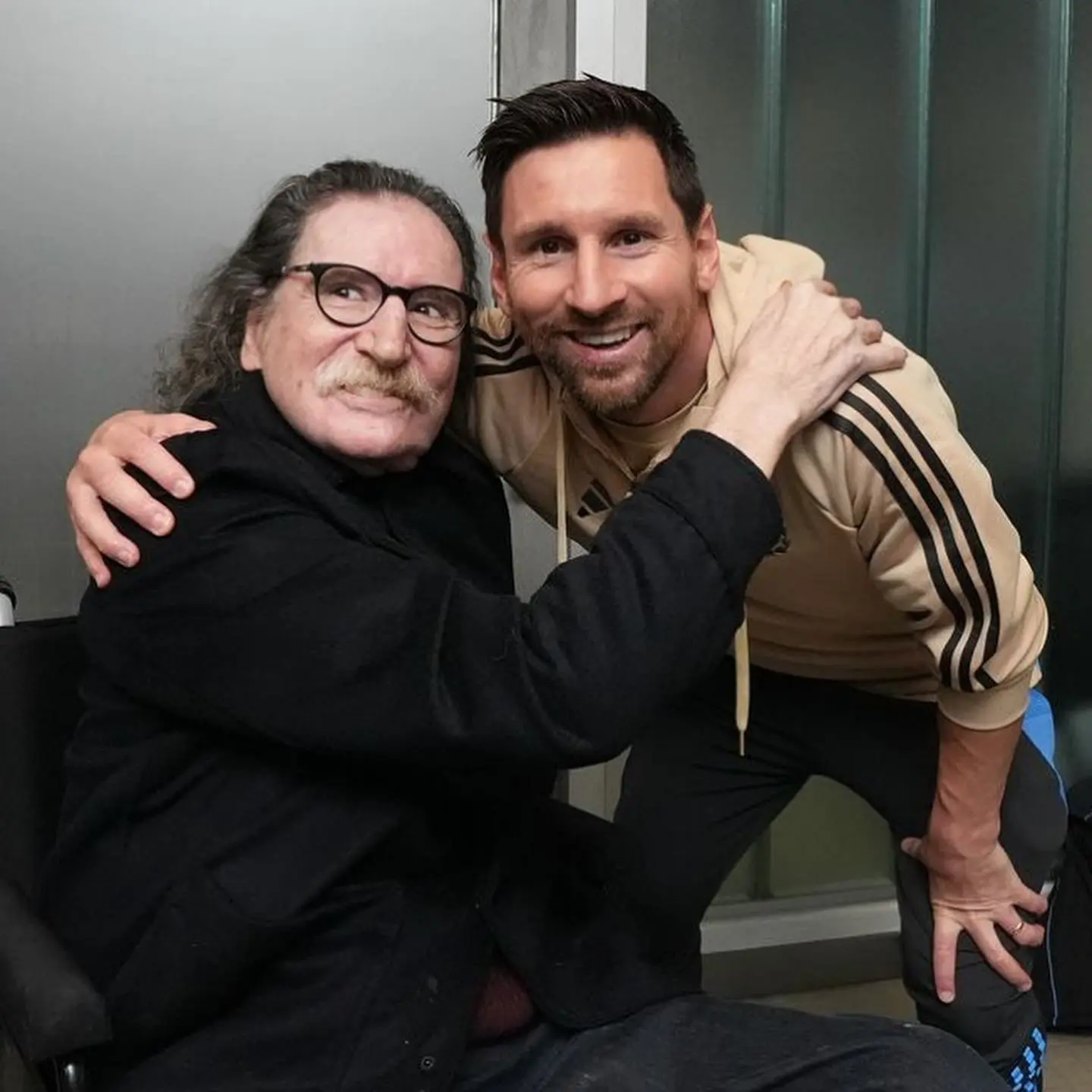 开云会员服务-梅西与阿根廷摇滚教父查理-加西亚合影：很高兴见到您，大师