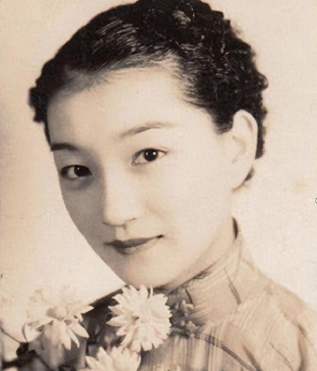 kaiyun-1965年陆小曼病世，翁瑞午的长女见四下无人，迅速解开她的衣扣